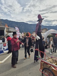 Déambulation échassiers, jongleurs et bulleurs