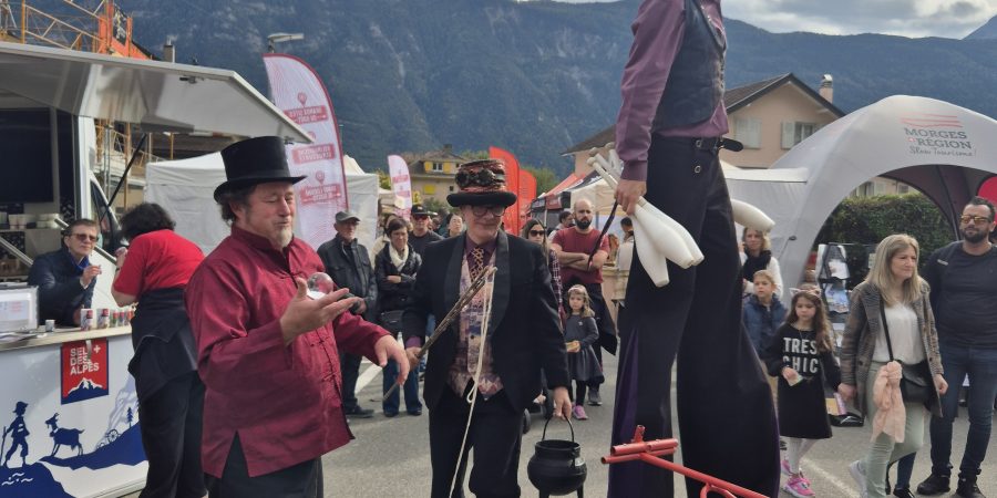 Déambulation échassiers, jongleurs et bulleurs