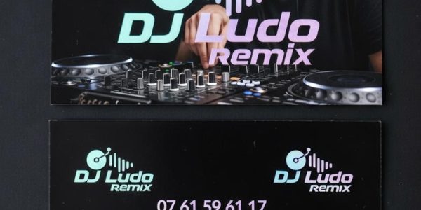 Retrouvez l'ambiance festive de Barcelone chez vous avec DJLUDOREMIX ! Préparez-vous à une soirée inoubliable avec DJLUDOREMIX et son concept phare, la « Total Bodega ». Plongez vos invités au cœur d'une atmosphère conviviale et chaleureuse, inspirée des soirées estivales de Barcelone. Grâce à une programmation musicale pointue et une énergie communicative, DJLUDOREMIX transforme votre événement en une véritable fête. Le concept « Total Bodega » s'articule autour de rythmes latins et de grands classiques qui invitent au voyage et à la danse. Attendez-vous à retrouver des morceaux emblématiques d'artistes tels que les Gipsy Kings, avec des titres comme "Bamboleo" ou "Volare", pour une ambiance feria garantie Sa sélection musicale inclut également des classiques de la variété française et des succès internationaux pour satisfaire toutes les générations. La Kitsch Party : un plongeon dans les années 80 et 90 Pour les nostalgiques et les amateurs de tubes indémodables, DJLUDOREMIX propose également la « Kitsch Party ». Revivez le meilleur de la variété française des années 80 et 90 et laissez-vous emporter par une ambiance festive et décalée. Des lacs du Connemara aux démons de minuit, préparez-vous à chanter et danser sur les succès qui ont marqué toute une époque.