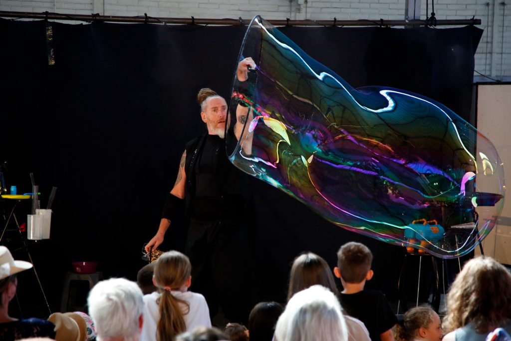 Specttacles Le Dompteur de Bulles — spectacle extérieur fixe de bulles géantes ...