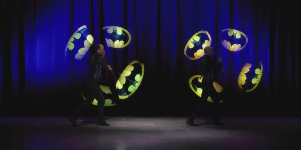 Tableaux lumineux LED personnalisés accompagnant une annonce de vainqueur lors de trophées d'entreprise.