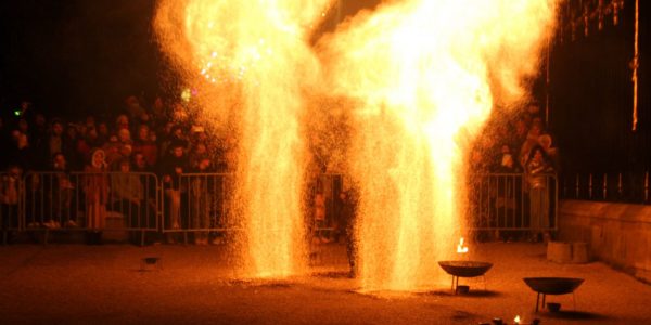 Show nocturne de feu et de technologie LED pour une fête communale proche de Grenoble.