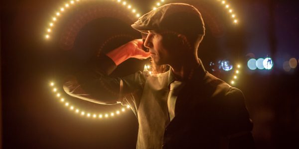 Graphismes lumineux et prénoms des mariés affichés par des artistes jongleurs LED.