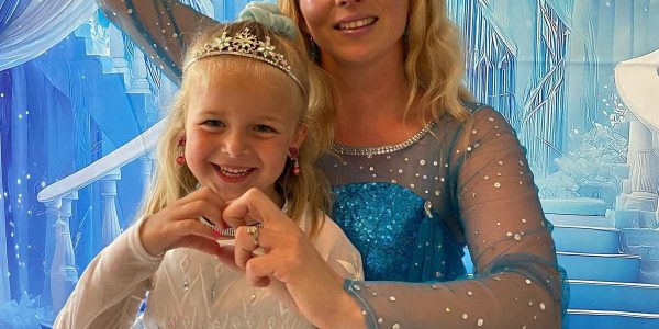 Freya la Reine des Glaces avec une enfant lors d’une animation féérique dans le Var
