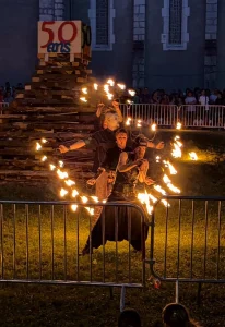 La Tribe Performance lors d'un rituel du feu viking en grand format.
