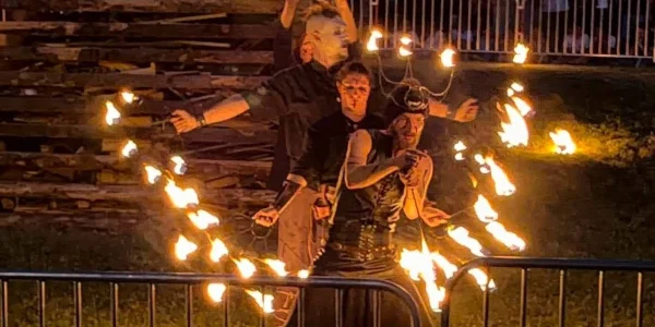 La Tribe Performance lors d'un rituel du feu viking en grand format.