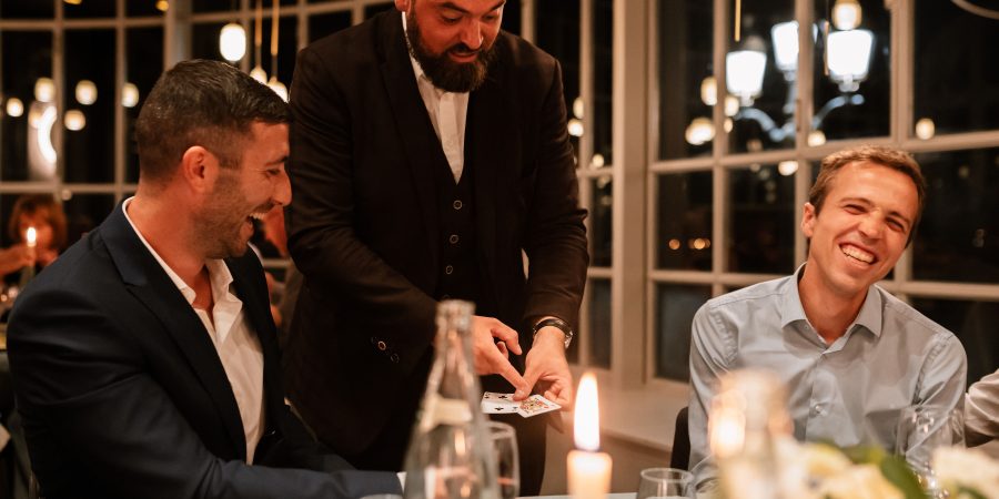 Harry Covert magicien mentaliste en close-up lors d’un événement d’entreprise